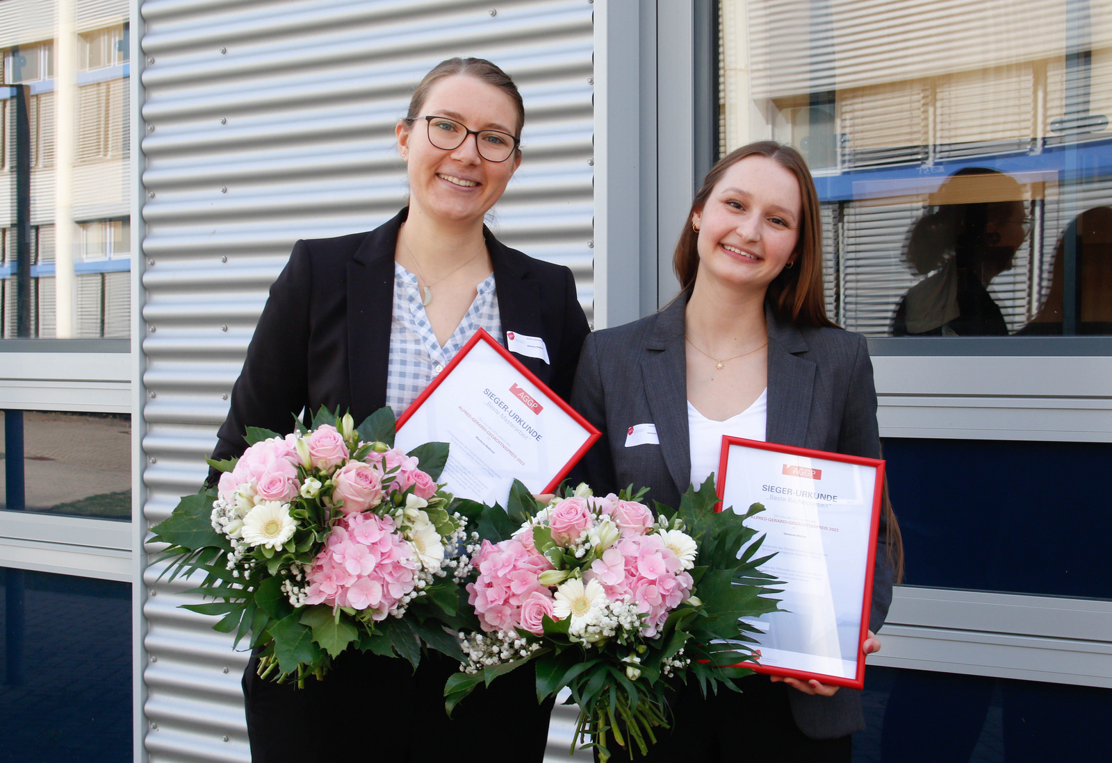 Die Preisträgerinnen Marlena Waßmer (links) und Vanessa Wedge (rechts) mit Blumen und Urkunden