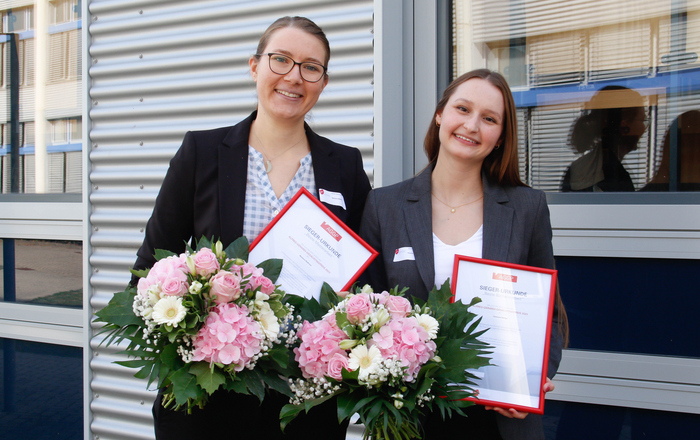 Die Preisträgerinnen Marlena Waßmer (links) und Vanessa Wedge (rechts) mit Blumen und Urkunden