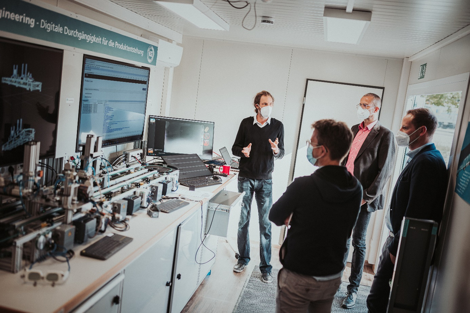 Eine Gruppe von Menschen im mobilen Plug-In Labor des Fraunhofer IAO.