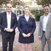 Stephan Trahasch, Ulrike Kahle-Roth und Klaus Erdrich (von links) stehen unter blühenden Bäumen auf dem Campus. 