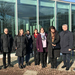 Gruppenfoto bei strahlendem Sonnenschein in Winterjacken vor der Mensa