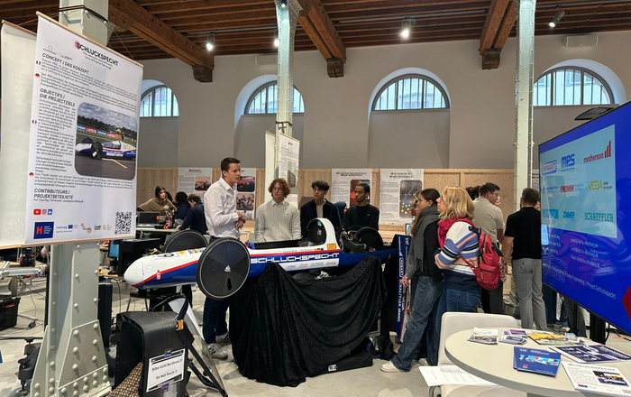 Menschen stehen um ein Rennwagen herum