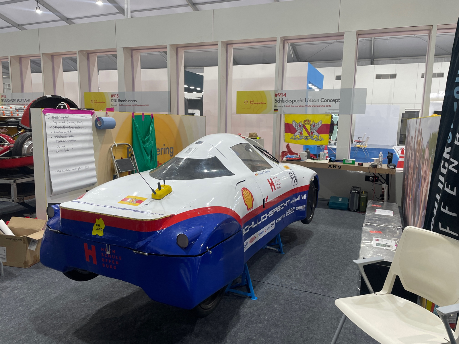 Schluckspecht in der Boxengasse