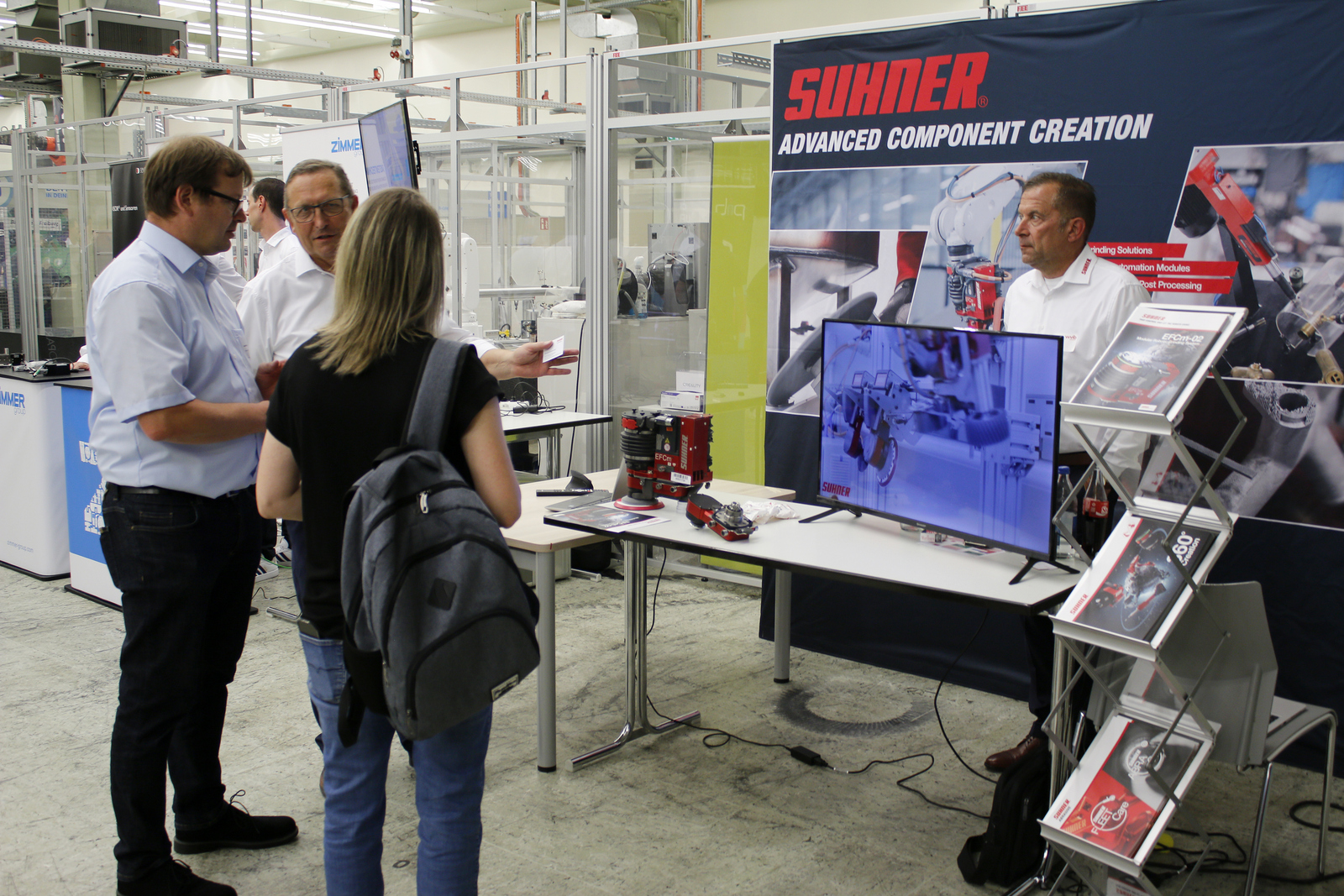 2025-07-15 wvib Robotik Tag Mehrere Menschen stehen an einem Messestand, einer erklärt etwas