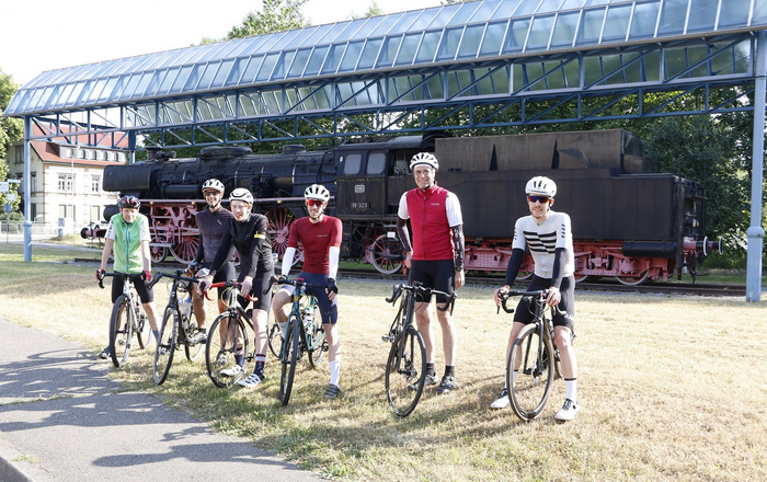 Rennradfahrer vor der Lok