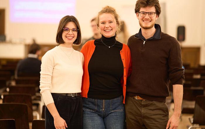 Die drei Vorstandsmitglieder Arm in Arm in 