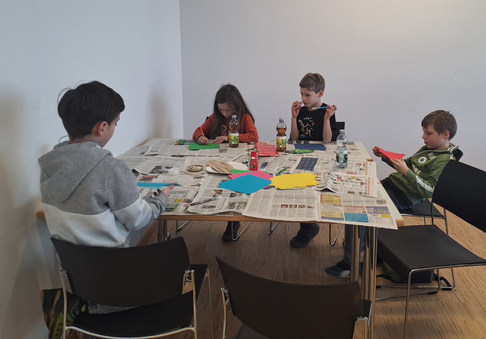 Kinder basteln Windräder mit der AG Nachhaltigkeit an der Kinderuni