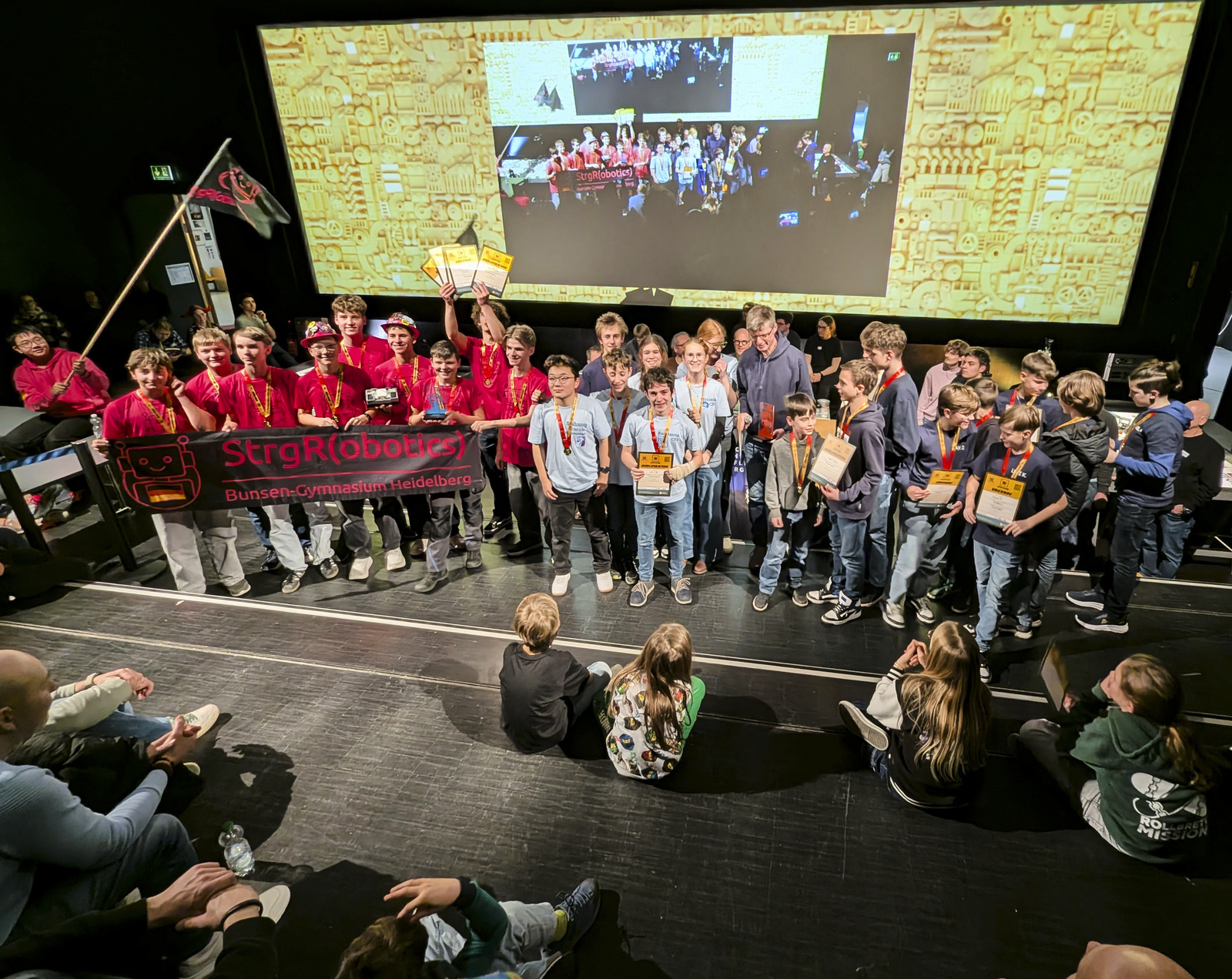 Die Gewinnerteams bei der Siegerehrung auf der Bühne