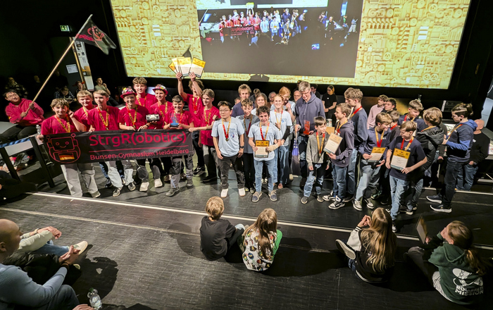 Die Gewinnerteams bei der Siegerehrung auf der Bühne