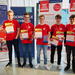 Die fünf Jungen in ihren roten Team-T-Shirts präsentieren ihre Urkunden und den Pokal