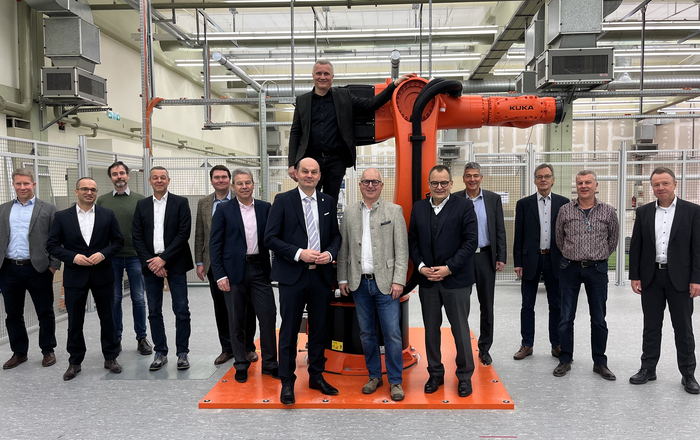 Stiftungsrat und Rektor stehen vor, der Stiftungsprofessor auf orangefarbenem Roboter 
