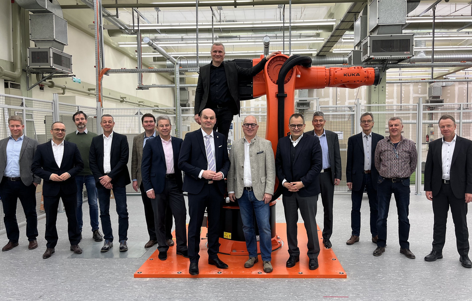Stiftungsrat und Rektor stehen vor, der Stiftungsprofessor auf orangefarbenem Roboter 