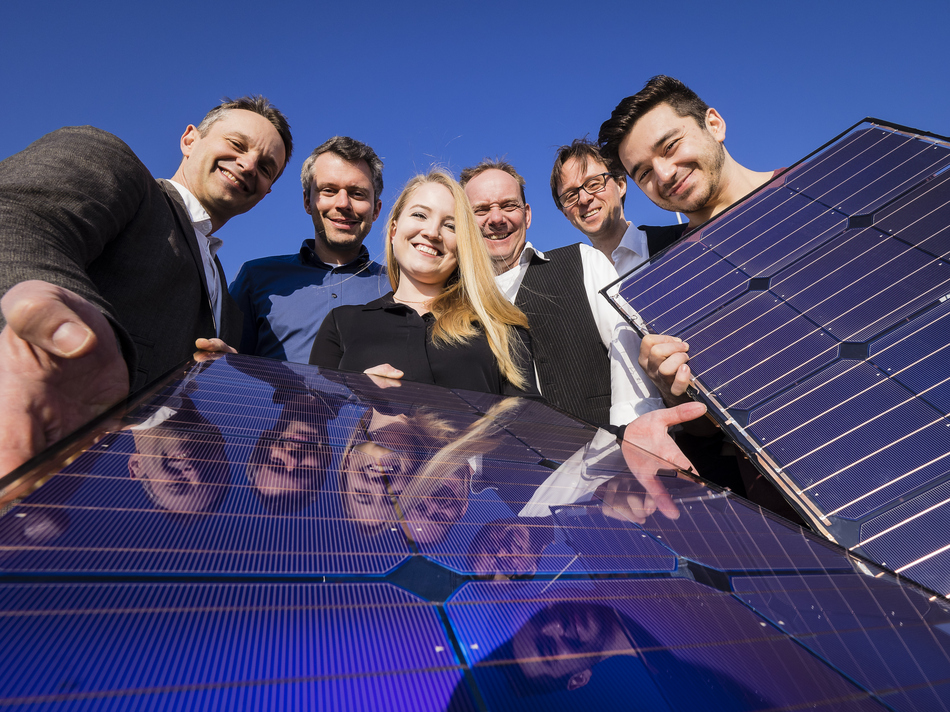Das Team mit Solarpaneelen