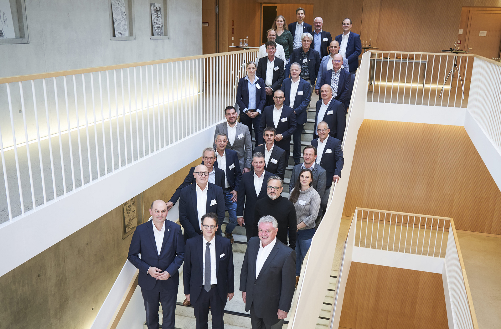 Gruppenbild mit den Beteiligten auf der Treppe im E-Gebäude