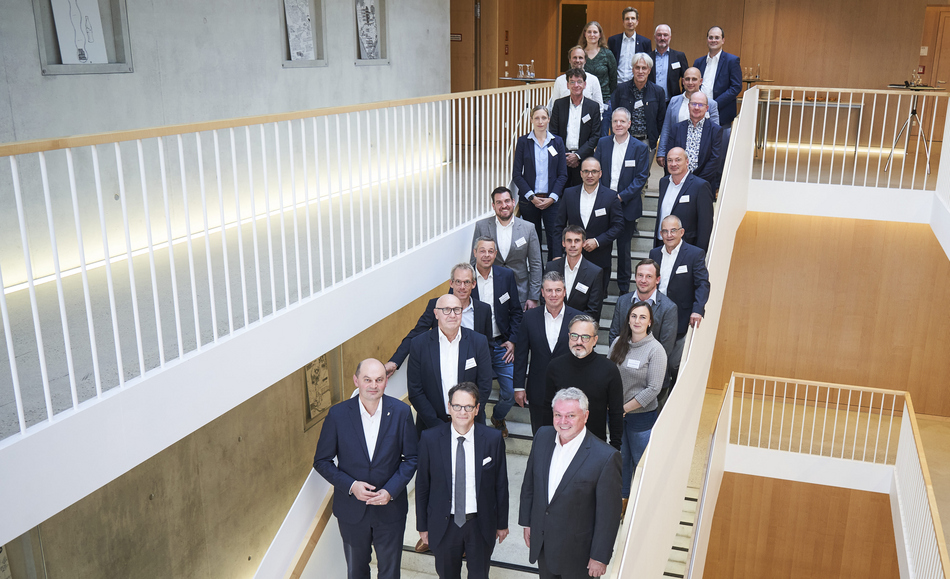 Gruppenbild mit den Beteiligten auf der Treppe im E-Gebäude