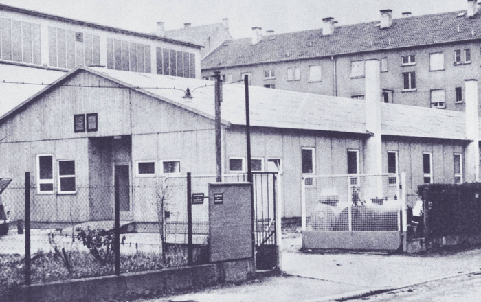 Das Schwarz-Weiß-Foto zeigt das erste Gebäude der Hochschule eine Baracke an der Rheinstraße