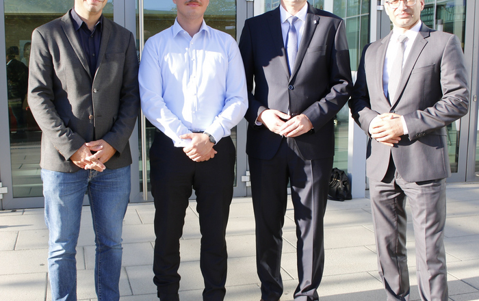 Gruppenbild vor dem D-Gebäude