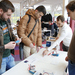 Zwei Studierende stehen in der Mensa an einem Tisch und machen unter den Augen von Prof. Dr. Dominik Giel und Daniel Kehret den Versuch