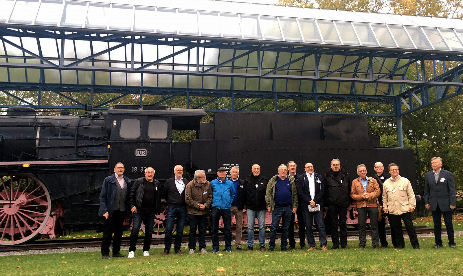 Die Teilnehmer des Treffens vor der Dampflokomotive an der Offenburger Hochschule.