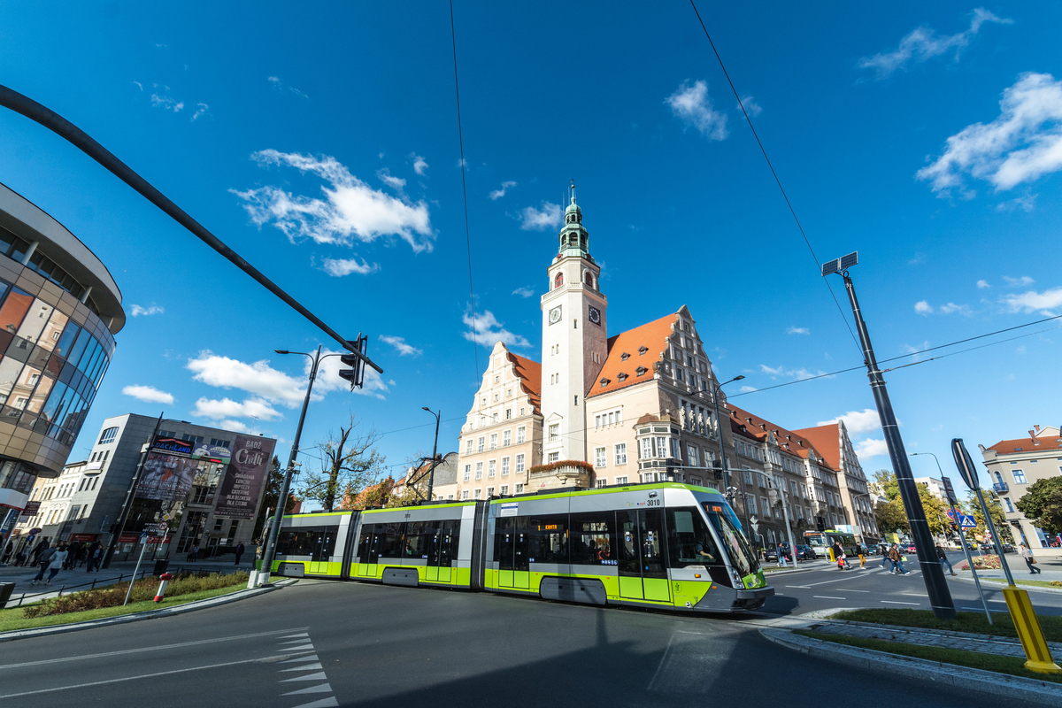 Eine Straßenbahn fährt vor dem Rathaus durchs Stadtzentrum