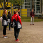 Junge Leute mit Hochschule Offenburg-Taschen stehen auf dem Campus