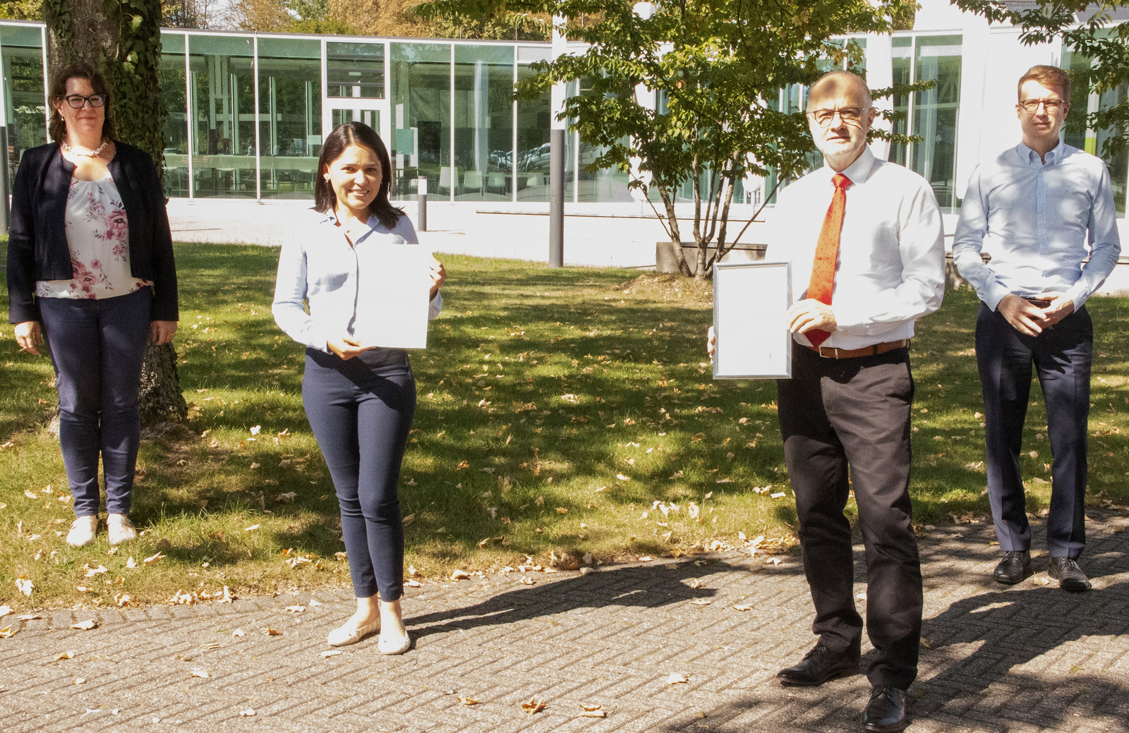 Prof. Dr. Anne Najderek, die Prorektorin für Studium und Lehre, Preisträgerin Elsa Nohemy Landaverde Tejada, Rektor Prof. Dr. Winfried Lieber und Michael Stopfkuchen, der kommissarische Leiter des International Office (von links), bei der Preisübergabe.