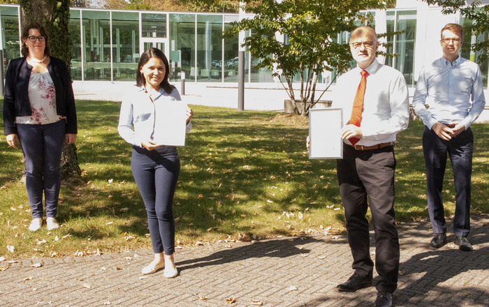 Prof. Dr. Anne Najderek, die Prorektorin für Studium und Lehre, Preisträgerin Elsa Nohemy Landaverde Tejada, Rektor Prof. Dr. Winfried Lieber und Michael Stopfkuchen, der kommissarische Leiter des International Office (von links), bei der Preisübergabe.