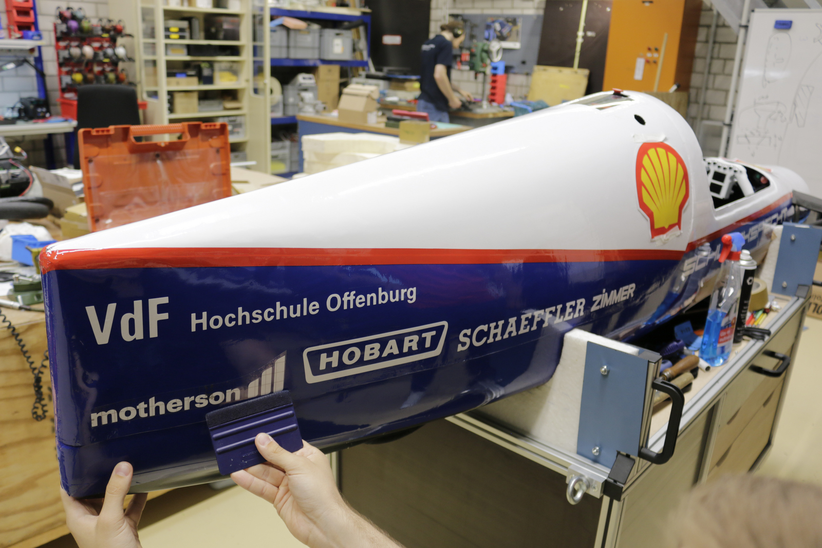 Die Karrosserie des Schluckspechts in der Werkstatt