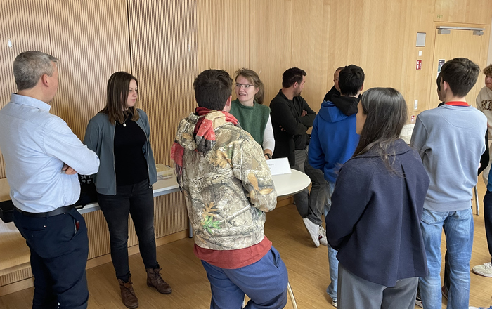 Gesprächstische bei der Talkrunde