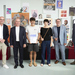 Gruppenbild vor einer Wand mit Kunstwerken