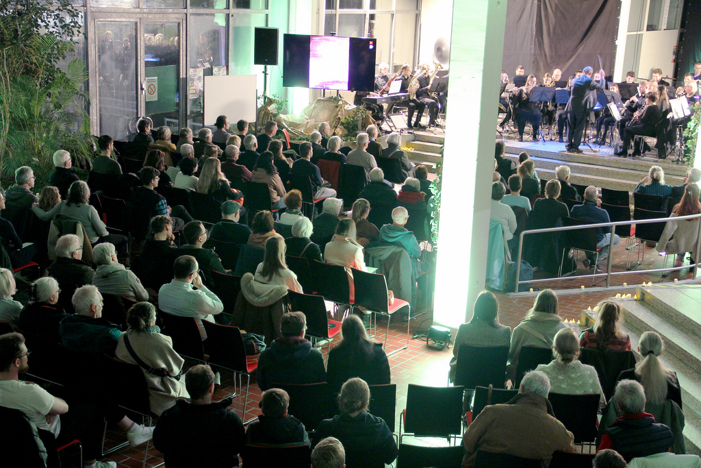 1._Orchester_mit_Publikum_von_oben