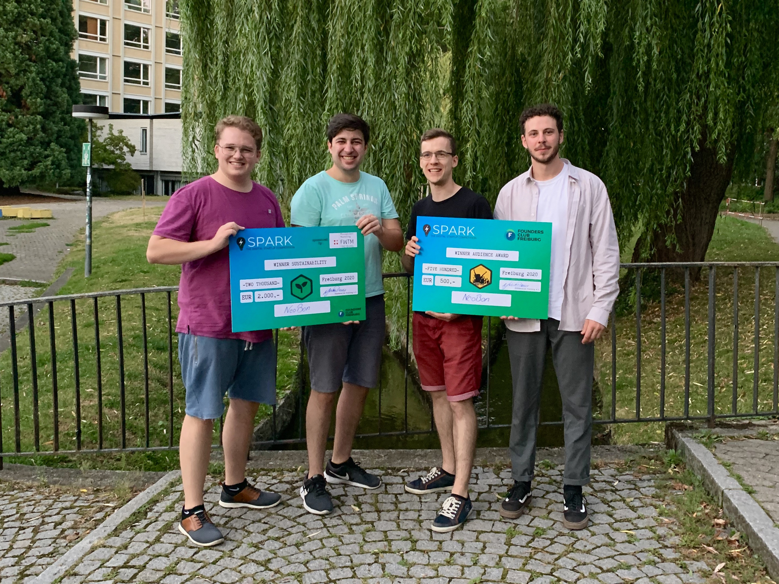 Das Neobonteam Thomas Völk, Paul Mattes, Kris-Filip Kahl und Josef Flößer (von links) mit den Preisschecks.