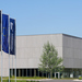 RIZ Energie Gebäude von außen links davon die Flaggen von Baden-Württemberg, Deutschland, Europa und der Hochschule