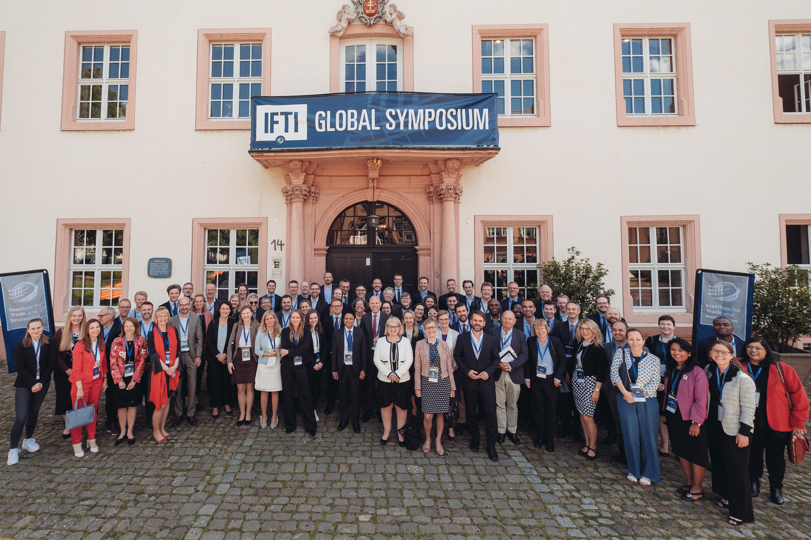 Gruppenbild der Teilnehmendem vor dem Kloster unter einem Veranstaltungsbanner