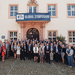 Gruppenbild der Teilnehmendem vor dem Kloster unter einem Veranstaltungsbanner