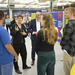 Die Staatsministerin für Europa und Klima Dr. Anna Lührmann und Rektor Prof. Dr. Stephan Trahasch (2. und 3. von links) im Gespräch mit Studierenden.