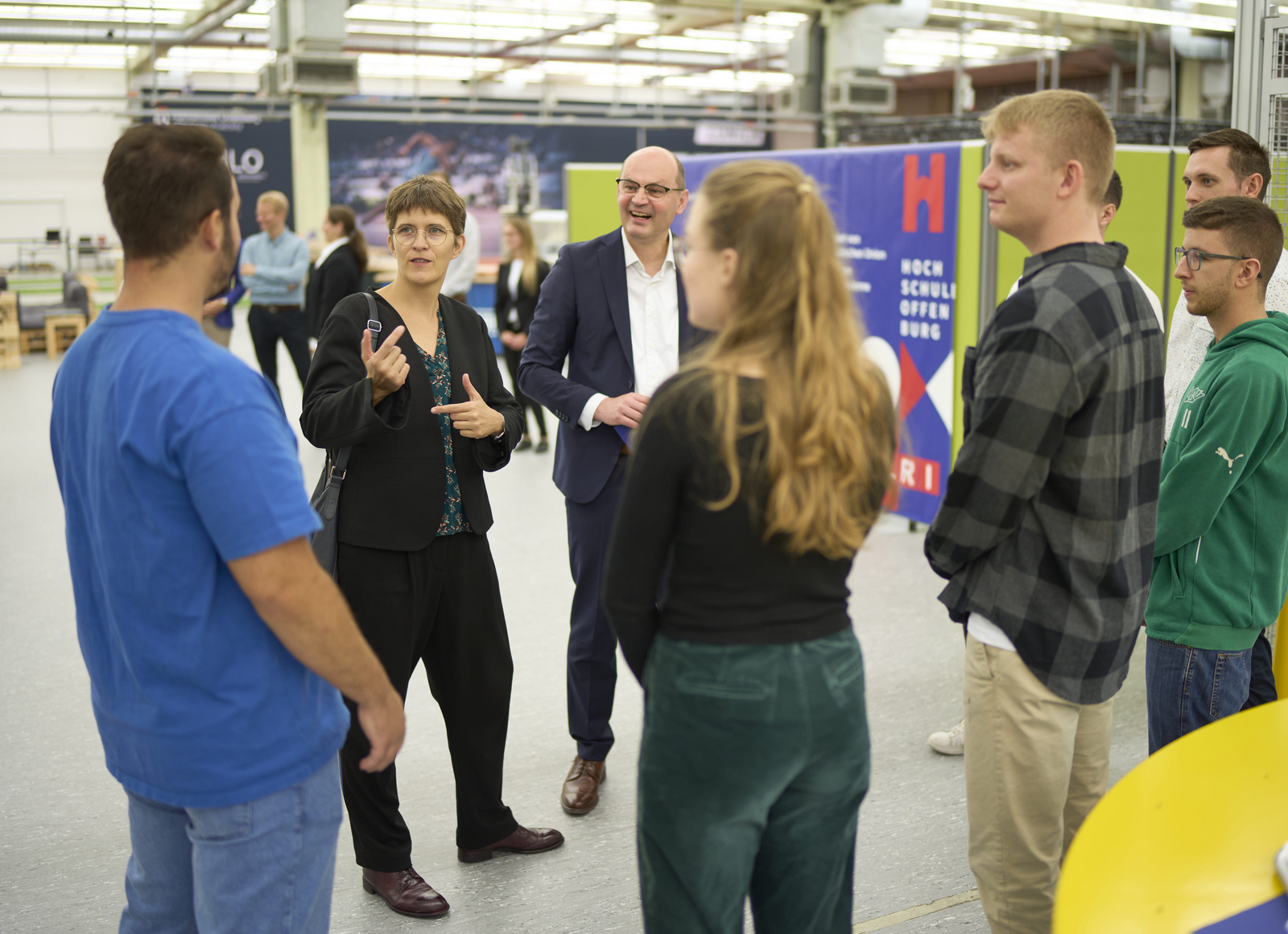 Die Staatsministerin für Europa und Klima Dr. Anna Lührmann und Rektor Prof. Dr. Stephan Trahasch (2. und 3. von links) im Gespräch mit Studierenden.