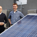 Bülent Tarkan (links) und Tobias Braun (rechts) stehen neben der Photovoltaik-Anlage auf dem Dach der RIZ Energie.