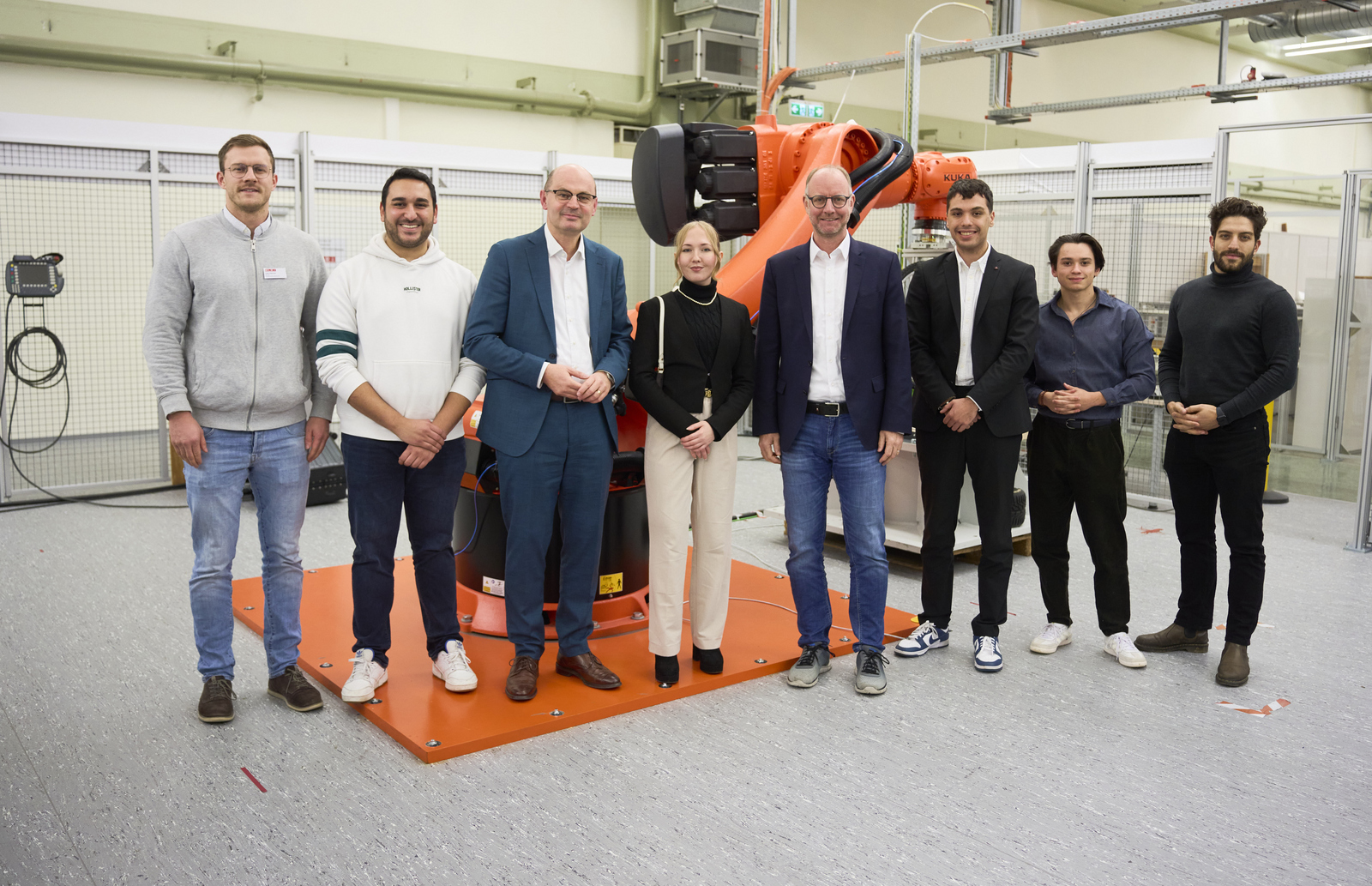 Gruppenfoto vor Roboter