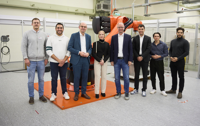 Gruppenfoto vor Roboter