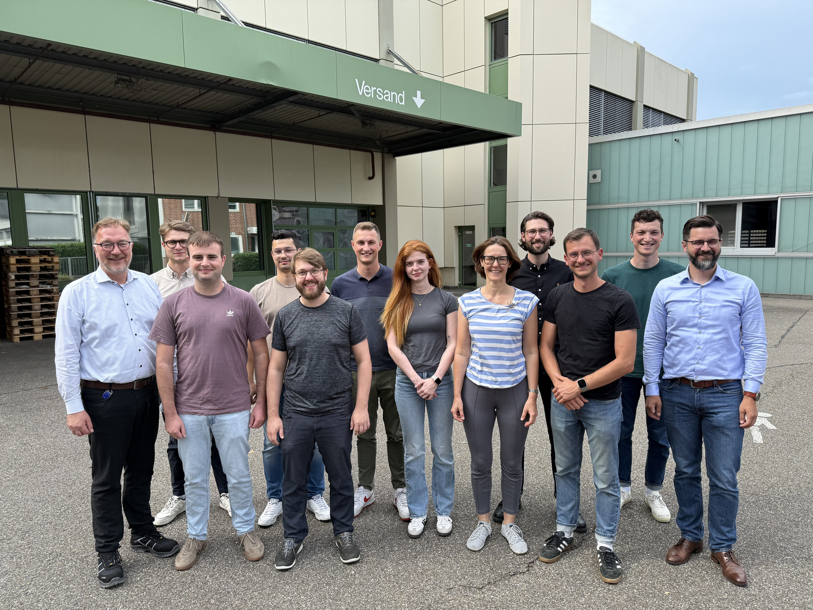 PGM Lean-Workshop bei Heel Gruppenbild vor einer Werkshalle
