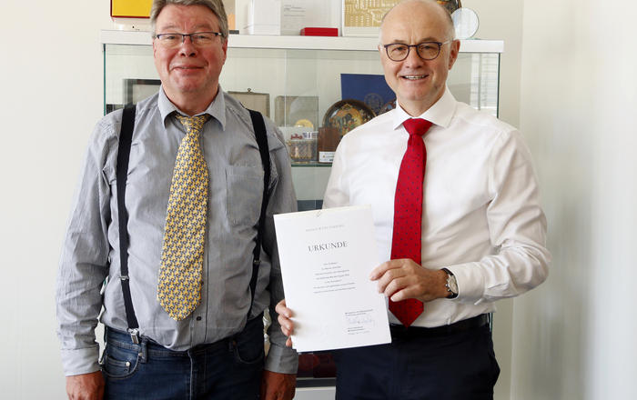 Prof. Dr. Werner Schröder (links) und Prof. Dr. Winfried Lieber (rechts) mit der Ruhestandsurkunde 