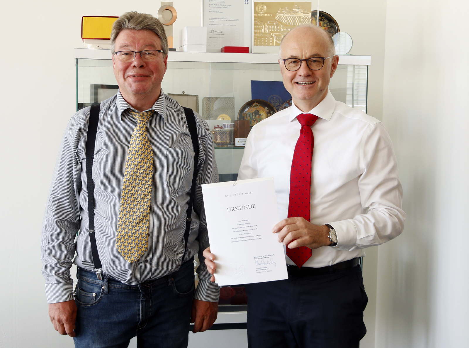 Prof. Dr. Werner Schröder (links) und Prof. Dr. Winfried Lieber (rechts) mit der Ruhestandsurkunde 