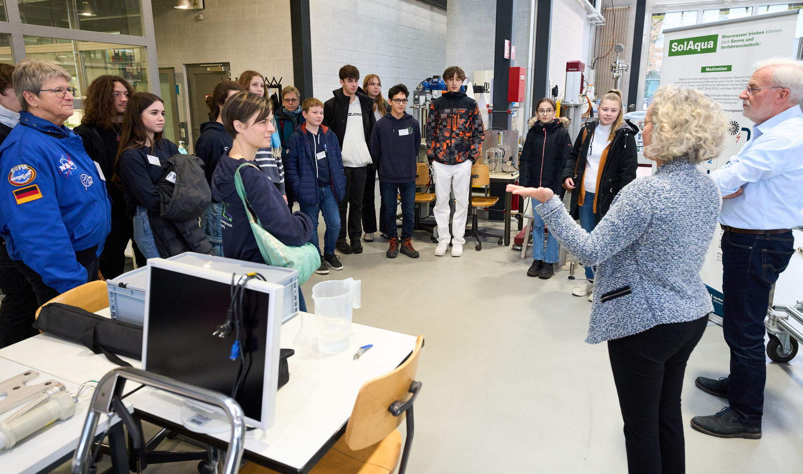 Die Teilnehmenden beim Besuch im Technikum der Hochschule