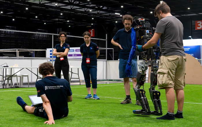 Das Team mit Sweaty auf dem Spielfeld
