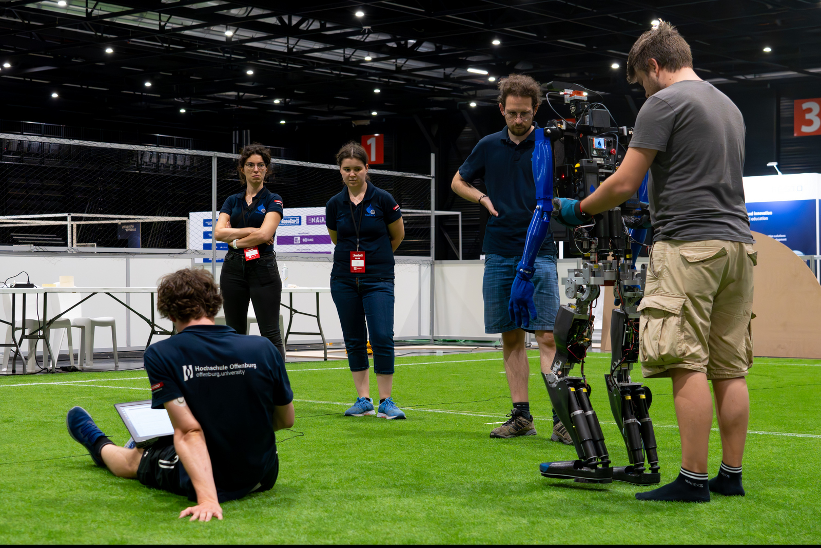 Das Team mit Sweaty auf dem Spielfeld
