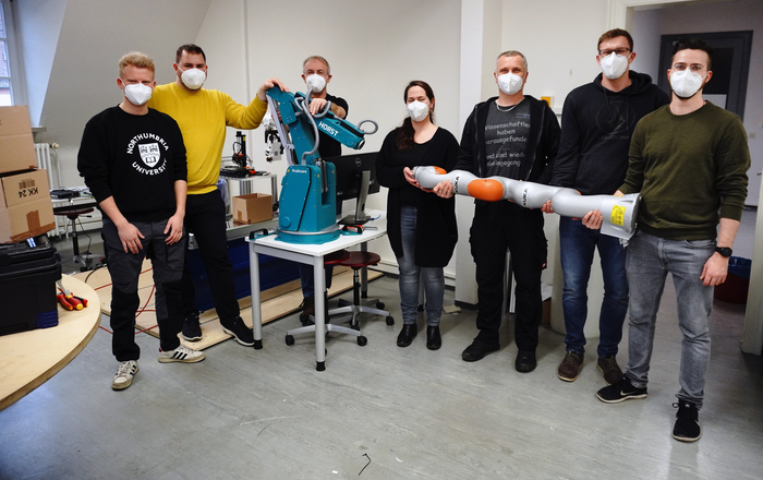 Das Team des Work-Life Robotics beim Abbau der Roboter