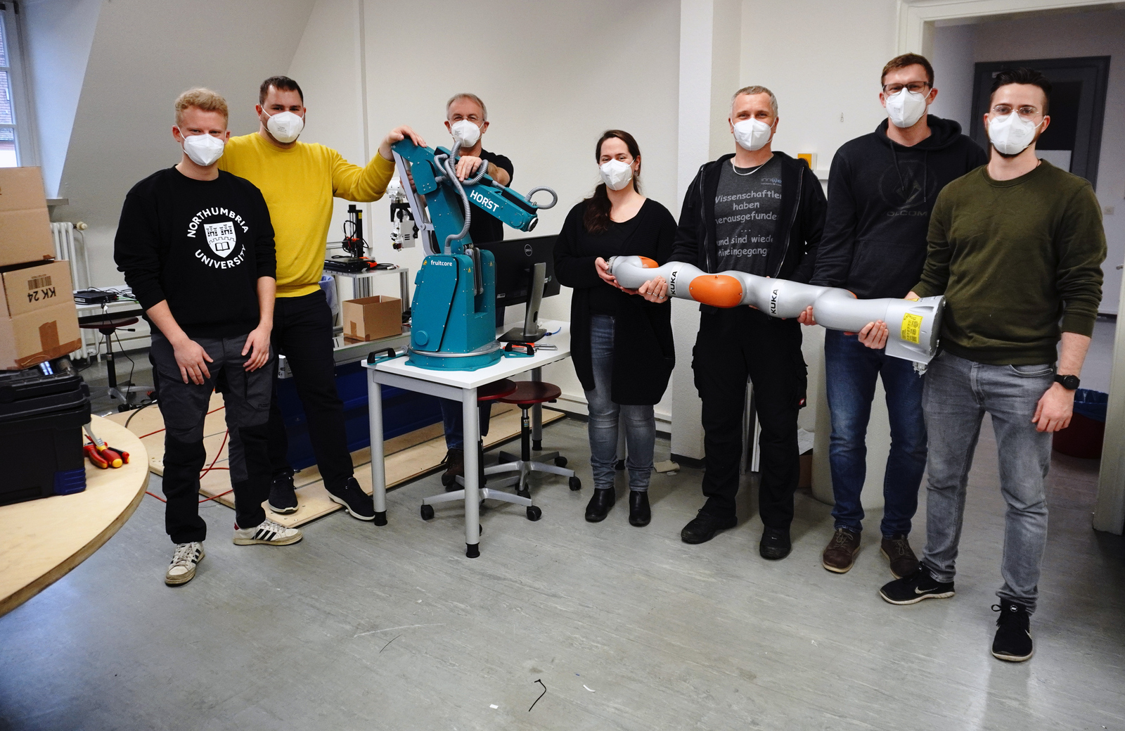 Das Team des Work-Life Robotics beim Abbau der Roboter