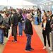 Blick ins Zelt der CAREER-Messe. Links und rechts die Messe-Stände der Unternehmen dazwischen flanieren zahlreiche Studierende, einige sprechen mit Unternehmenvertretern.