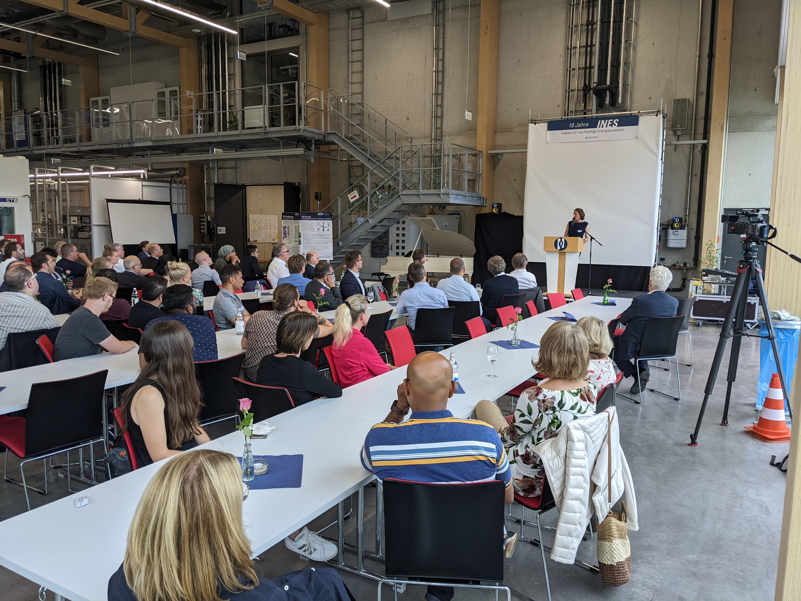 Prof.in Dr. Anke weidlich steht im Technikum am Rednerpult vor den sitzenden Festgästen.